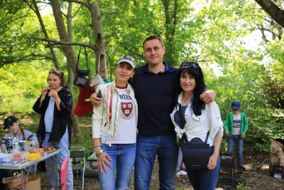 Денис Масленников и его сотрудницы из команды