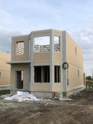 Строящийся дом в поселке Российский