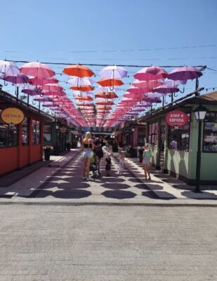 В центре Краснодара, симпатичная аллея из зонтиков. Отзыв о Краснодаре после переезда из сибири 