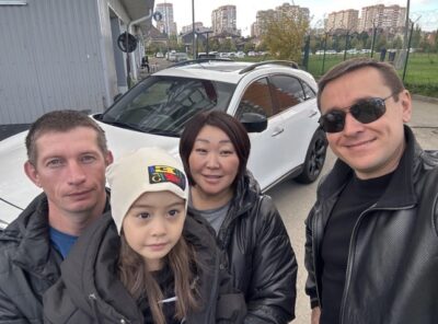 Мы с семьей и Денисом после выбора и бронирования квартиры в Краснодаре